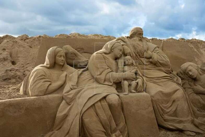 Este año rindió homenaje a los trabajadores sanitarios y al escritor Benito Pérez Galdós (Foto EFE / Quique Curbelo)